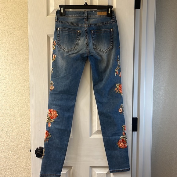 NWT Grace Embroidered Skinny Jean - Picture 2 of 5